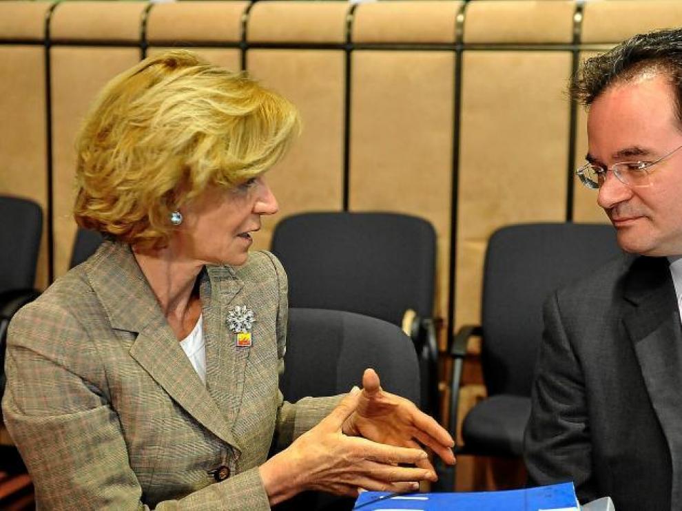 La vicepresidenta española, Elena Salgado, y el ministro de Finanzas griego, George Papaconstantinou, ayer en el encuentro del Eurogrupo.
