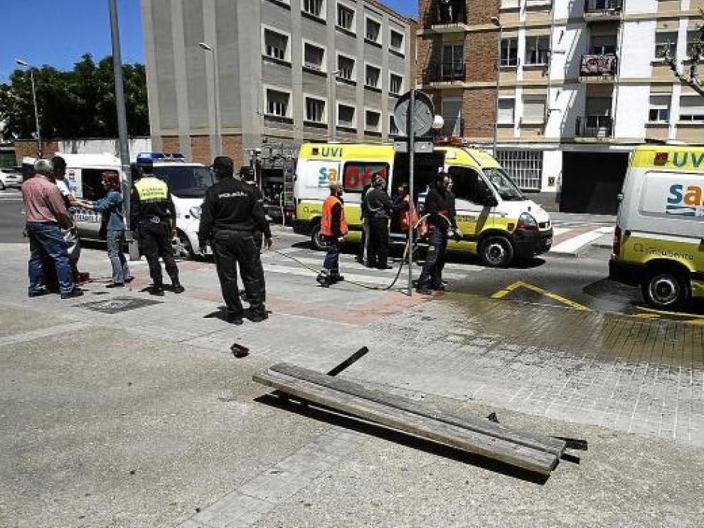 El vehículo se llevó por delante a la víctima y un banco al subirse a la acera de la plaza de Europa.