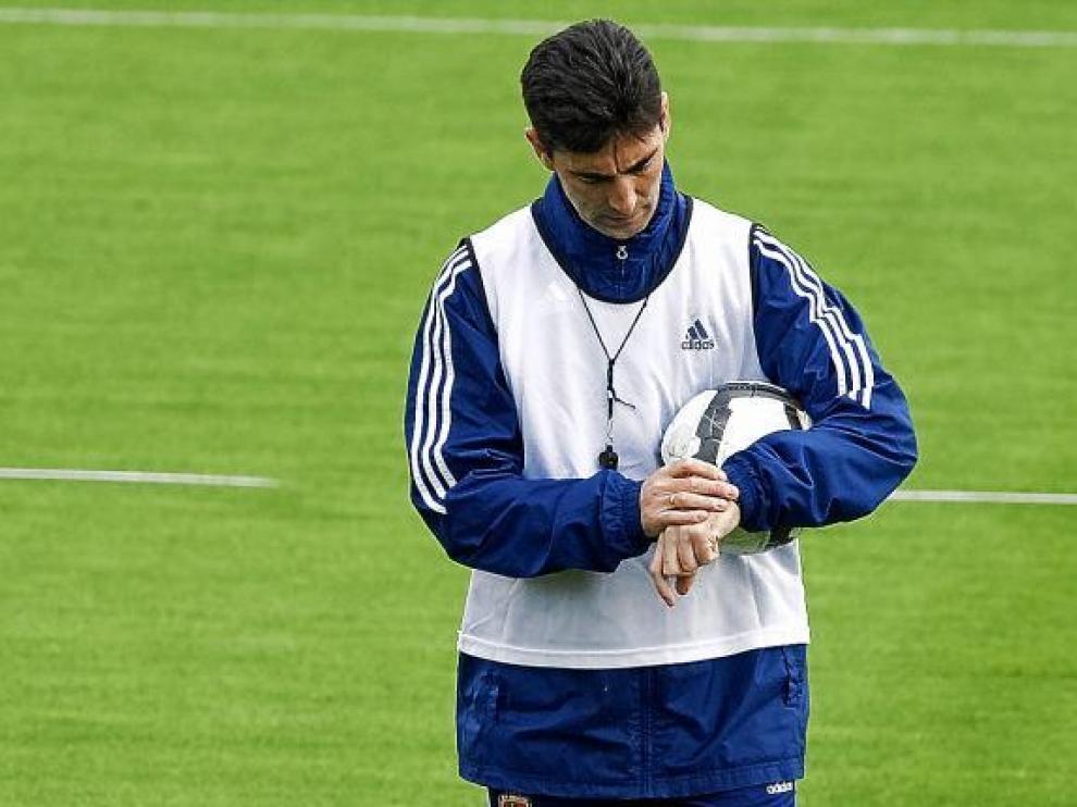 José Aurelio Gay comprueba su reloj en una entrenamiento del Zaragoza.