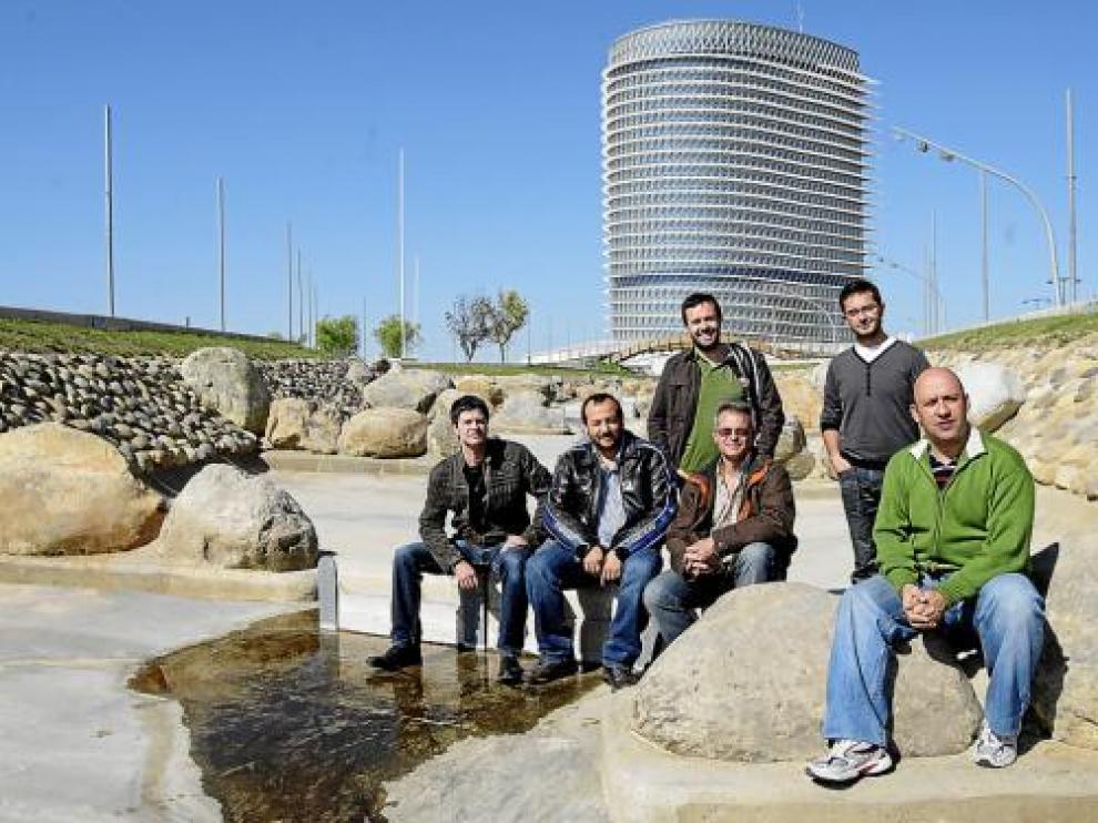 Seis miembros del C. D. Pirineos posan ayer en el canal de aguas bravas 'seco'.