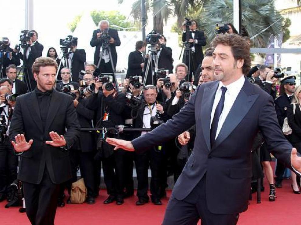 Javier Bardem (a la derecha), llegando al pase de 'Biutiful' en Cannes. Detrás, González Iñárritu.