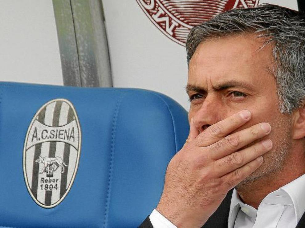 José Mourinho, en un instante del partido que le dio el título de Liga al Inter en Siena.