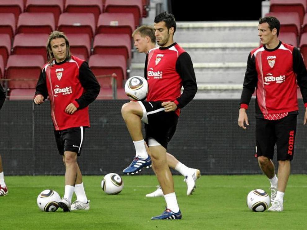 El sevillista Álvaro Negredo, que finalmente podrá jugar hoy frente al Atlético de Madrid, se entrena en el Camp Nou.