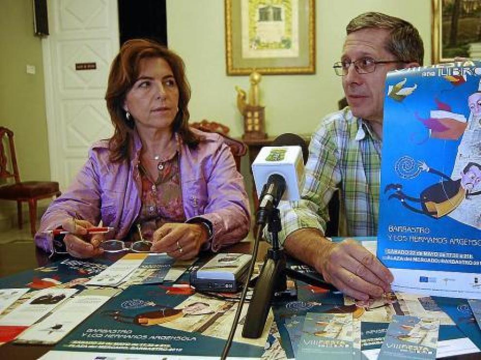 La consejera comarcal de Cultura, Inmaculada Subías, y el concejal Santiago Lisa enseñan el cartel.