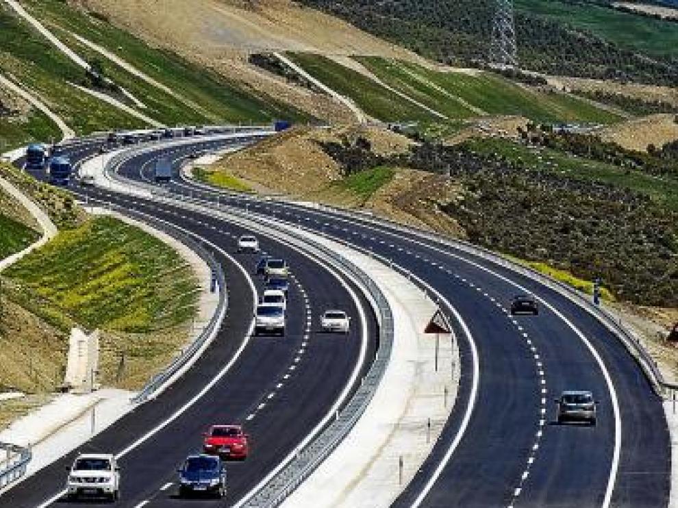 Primeros vehículos en circulación por el nuevo tramo.