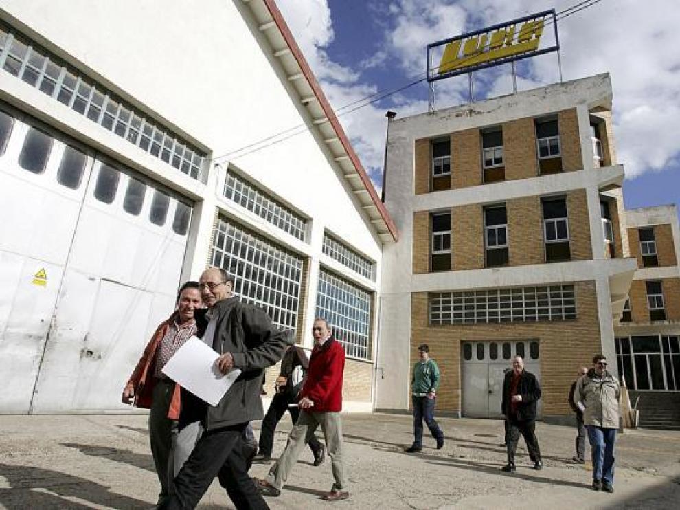 Trabajadores de Luna salen de la factoría tras una reunión para negociar el ERE hace varias semanas.