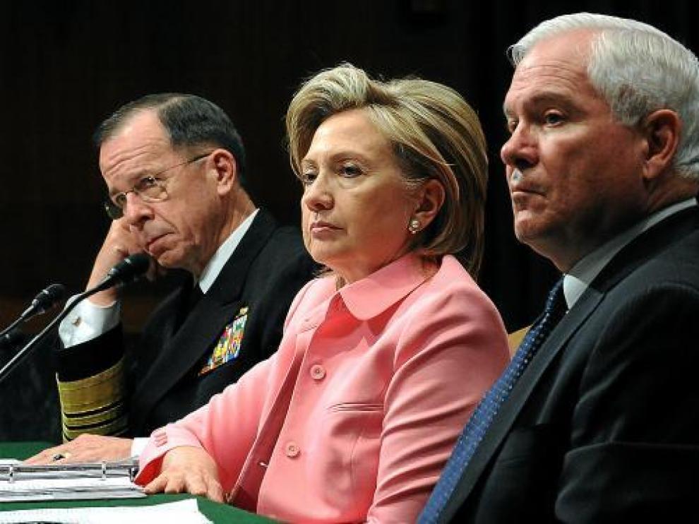 Clinton, junto a Gates, secretario de Defensa, y Mullen, jefe del Estado Mayor.