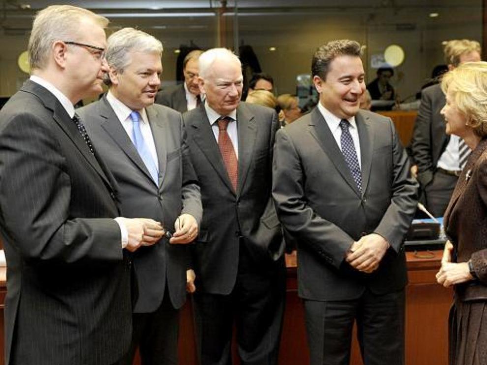 La ministra española de Economía, Elena Salgado, con colegas del Ecofin en Bruselas, ayer.
