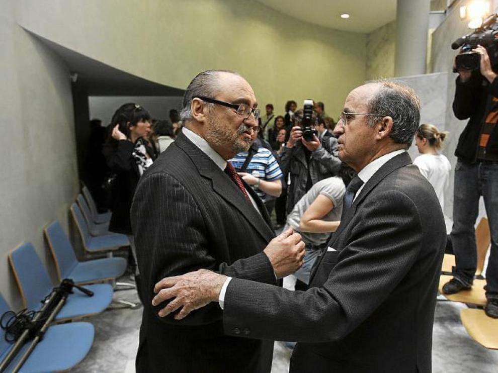 Los abogados de Lérida y Barbastro-Monzón, Francesc Sapena e Hipólito Gómez de las Roces, conversan antes del inicio de la vista.