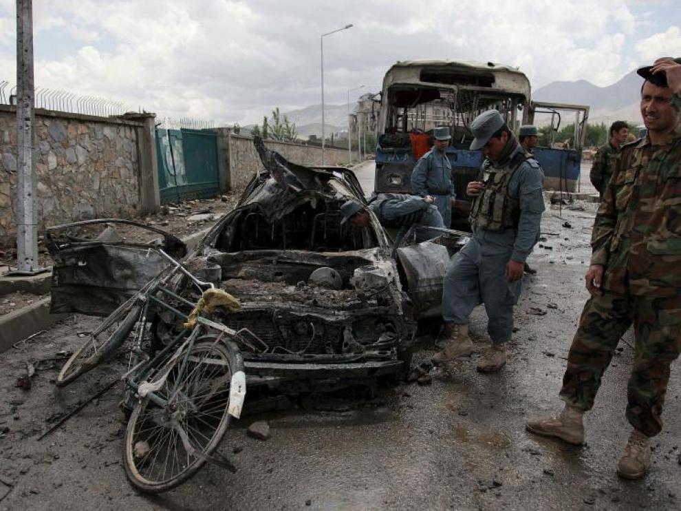 Soldados afganos inspeccionan el lugar donde se registró el atentado suicida en Kabul.