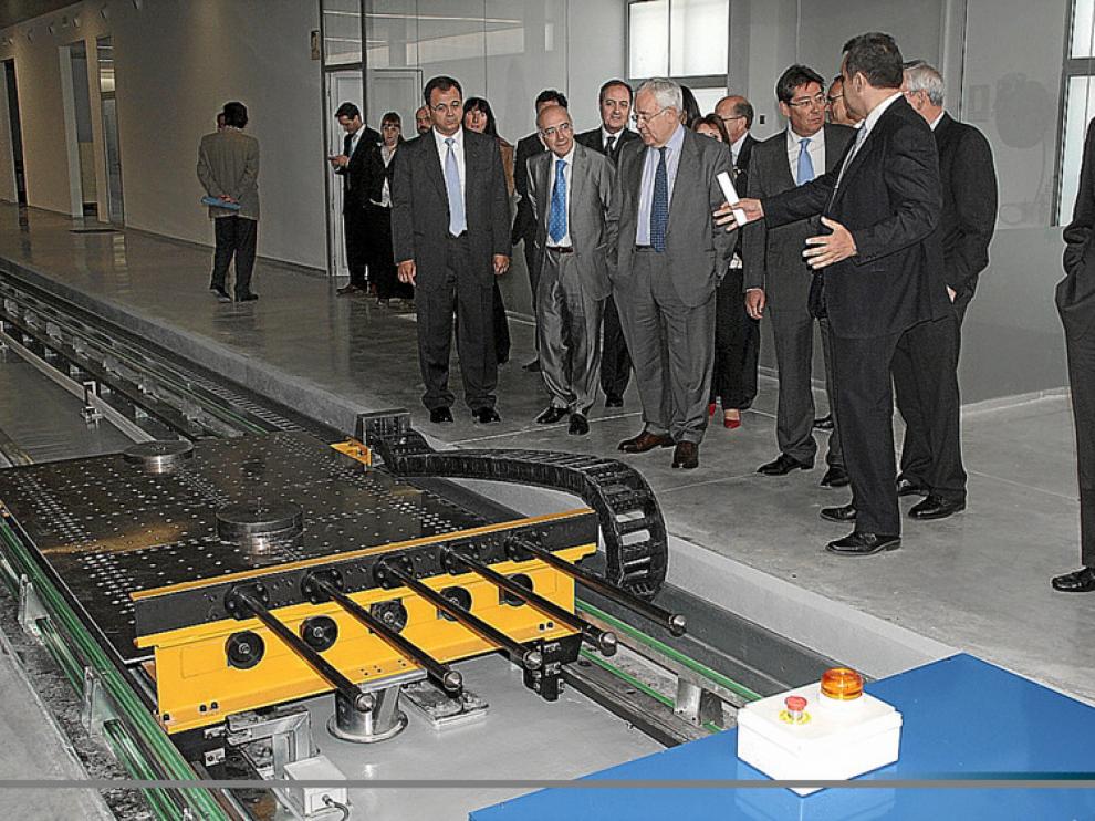 Representantes del Gobierno de Aragón, Centro Zaragoza e I3A observan el simulador de impactos.
