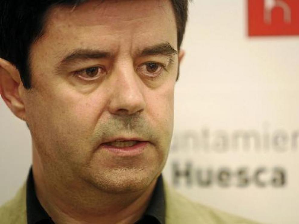El cocnejal de Hacienda, Luis Felipe, compareció para explicar los recortes en los sueldos.