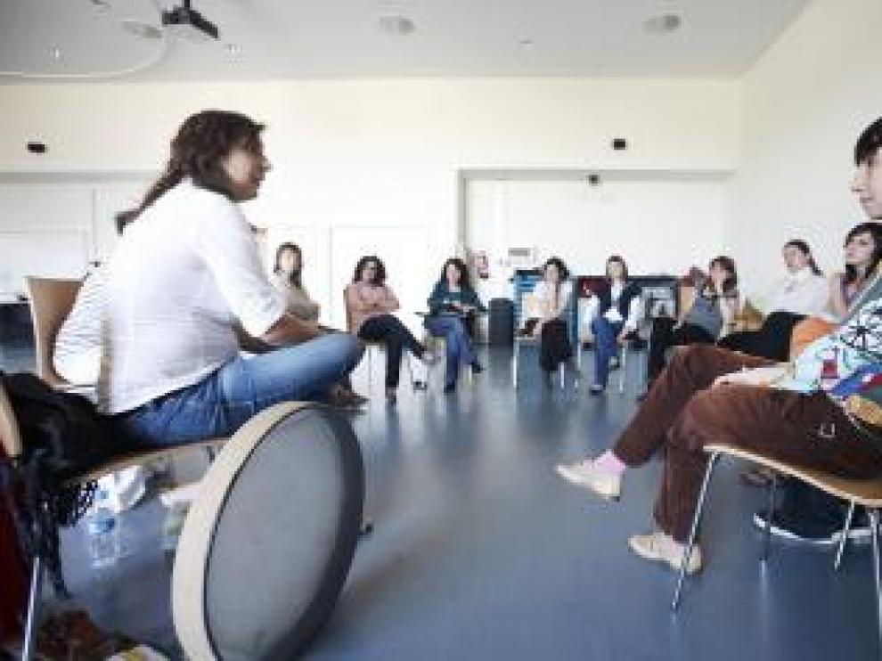 Ana Griott, en primer plano, en el Laboratorio de Oralidad.