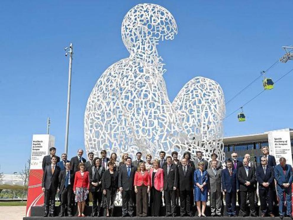 Foto de familia de los ministros, frente a la escultura 'El alma del Ebro' de Jaume Plensa.