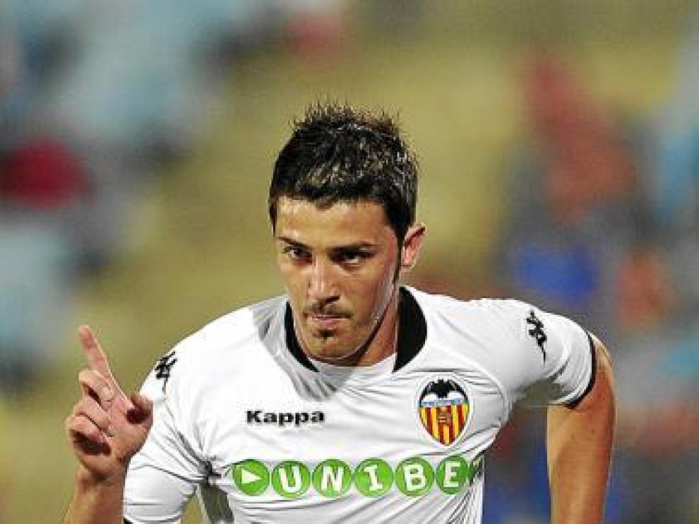 El delantero David Villa celebra un gol con el Valencia.