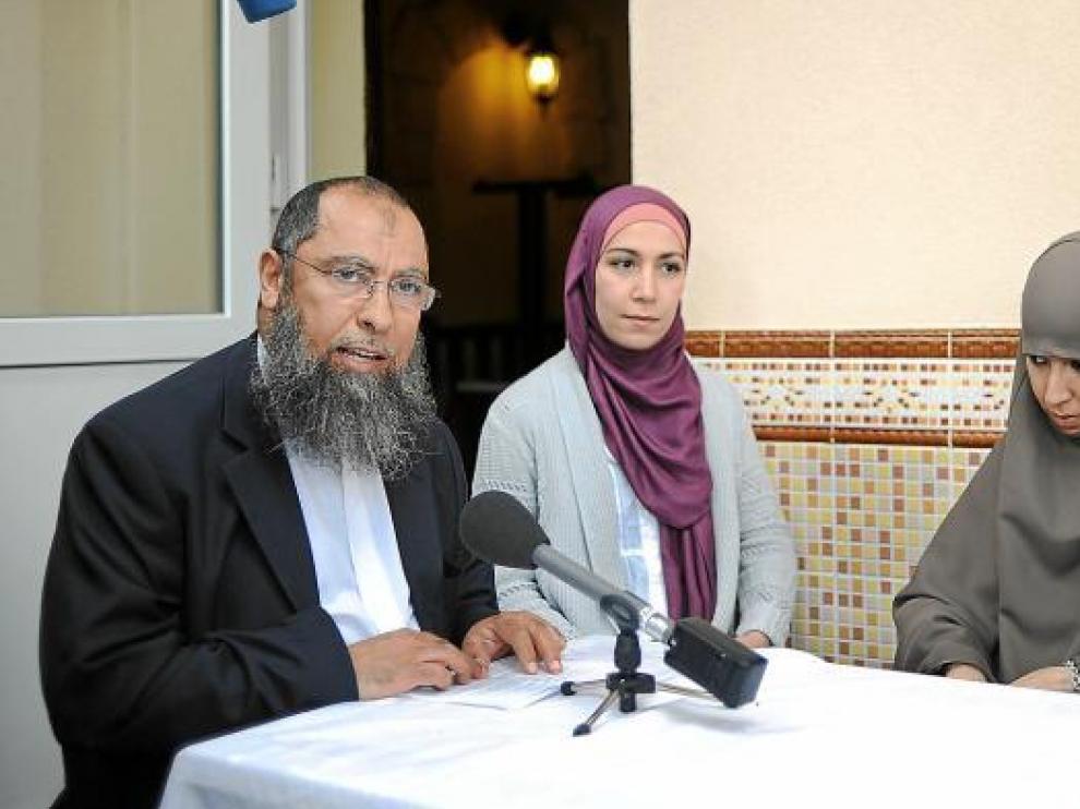 Mujeres con velo islámico se reunieron ayer con el imán El Moujahed, en Montreuil, cerca de París, para hablar de su vida diaria.