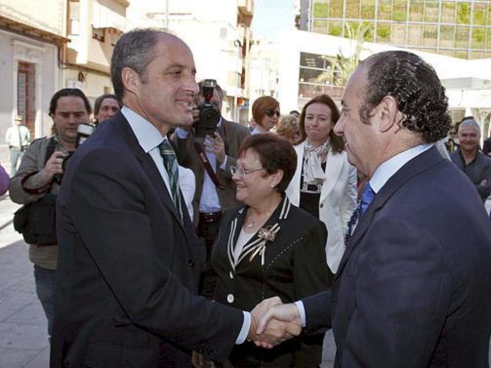 Francisco Camps saluda al presidente de la Diputación de Alicante, José Joaquin Ripoll.