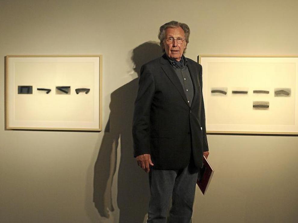 Erwin Bechtold posa ante algunos de los dibujos que le sirven de boceto para realizar sus obras de mayores dimensiones.