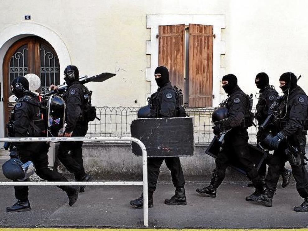 Policías franceses, ayer en Bayona durante la operación en la que se detuvo al jefe de ETA.