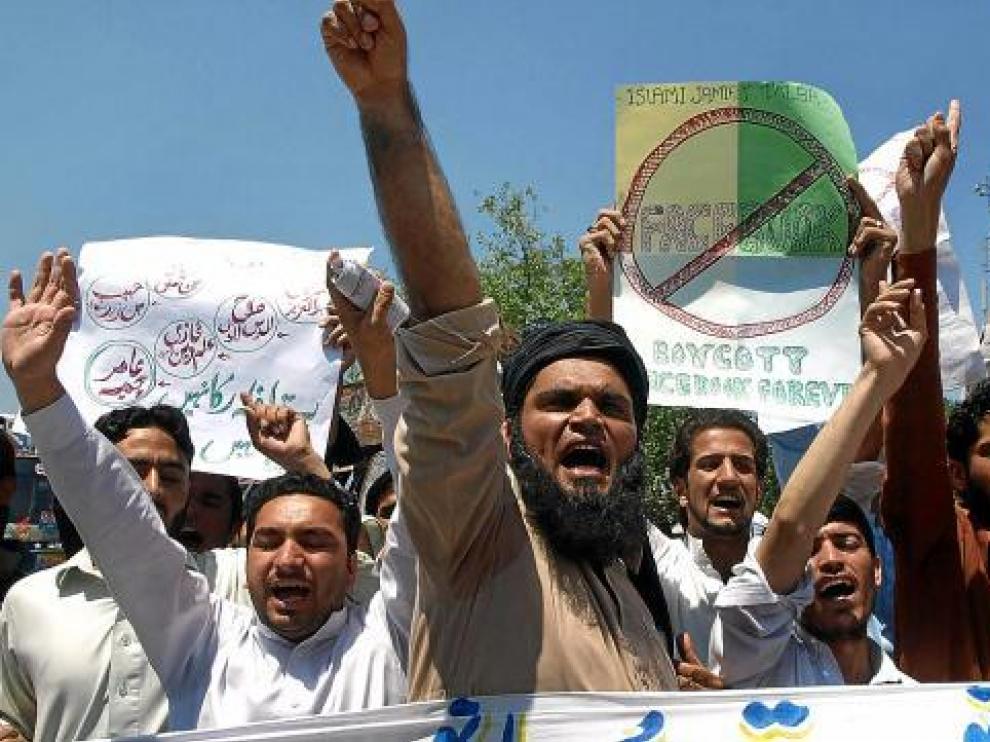 Islamistas pakistaníes se manifestaron ayer en Lahore contra la red social Facebook.