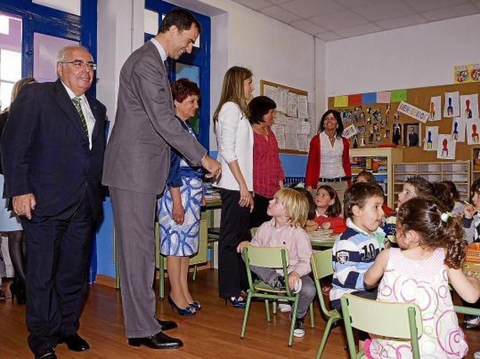 Los príncipes Felipe y Letizia, en un aula del colegio que lleva el nombre de su primogénita.