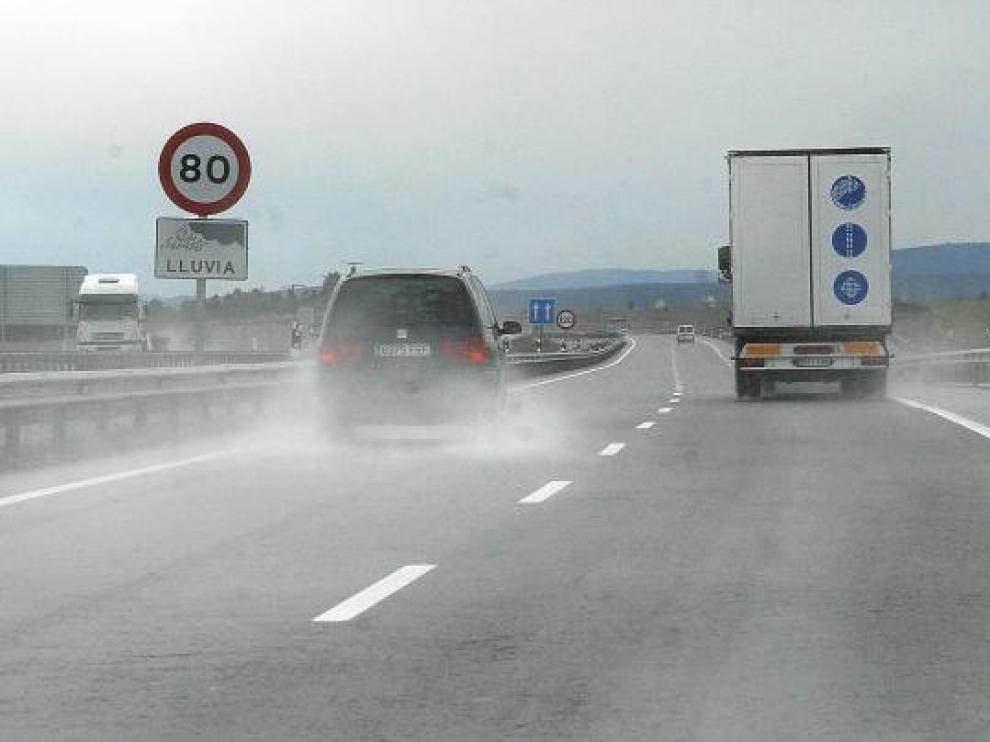 En días de lluvia, como el que recoge la fotografía, el agua no se evacúa correctamente.