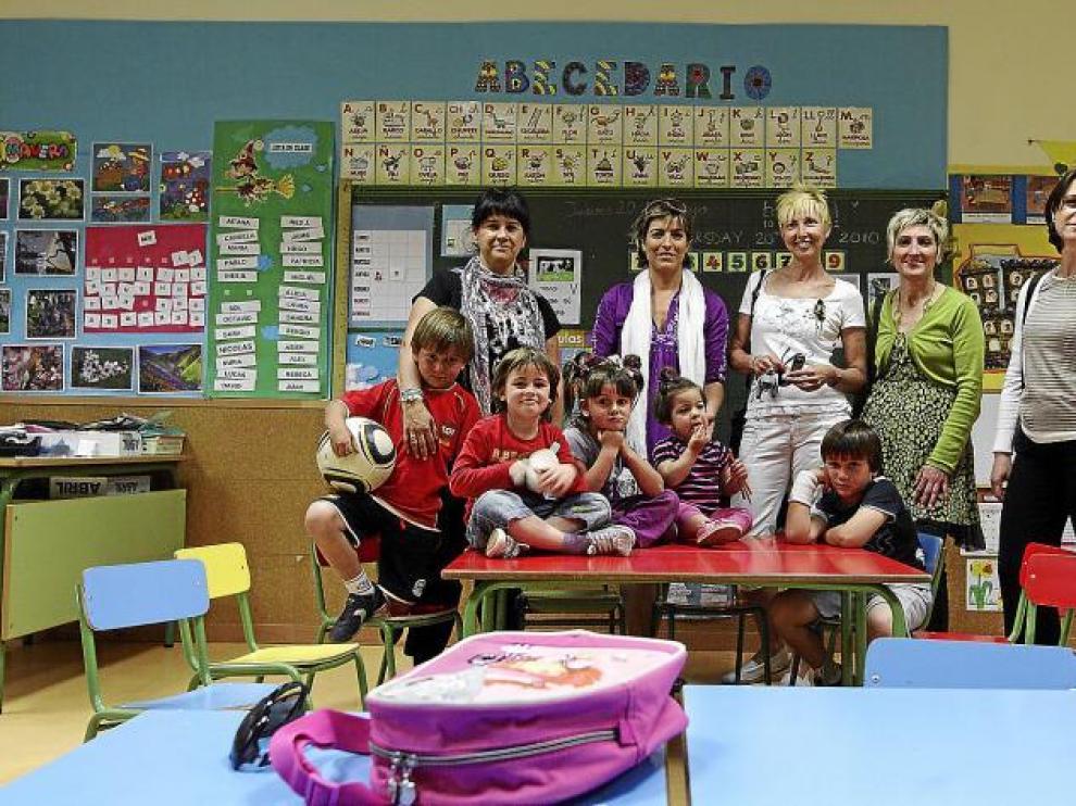 Un grupo de madres del colegio Montecanal, posando ayer con sus hijos en una de las aulas.