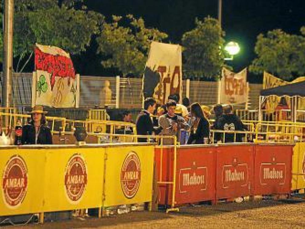 Los estudiantes instalaron siete barras, una por cada carrera.