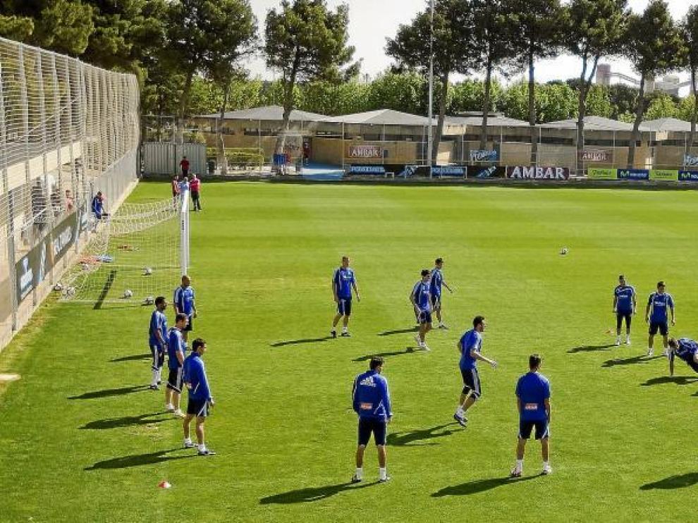 La plantilla del Real Zaragoza ayer, en el último entrenamiento de la temporada 2009-10.