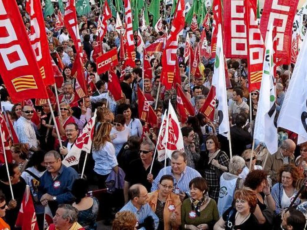 Más de 2.000 funcionarios y sindicalistas se concentraron frente a la sede de la Delegación del Gobierno.
