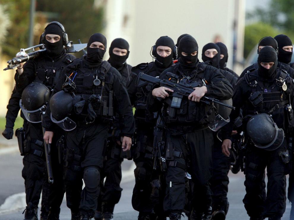 Policías franceses, durante la operación