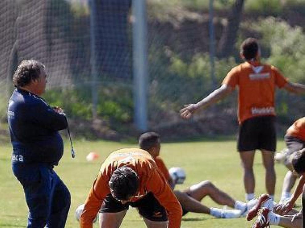 Jugadores del Huesca realizan estiramientos.