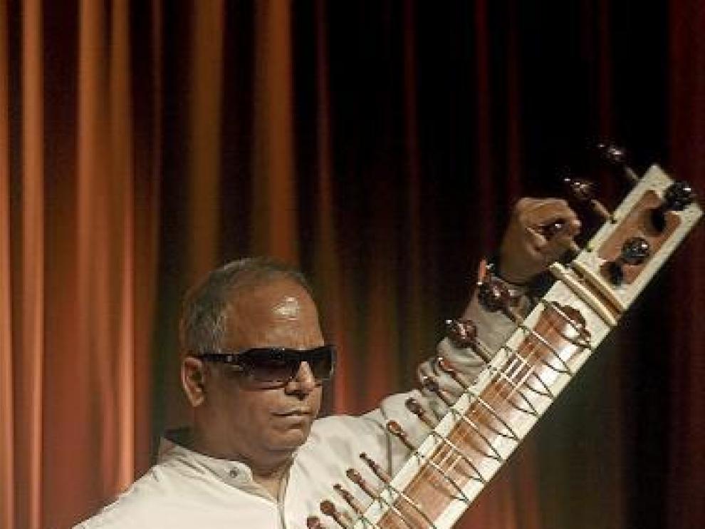 Baluji Shrivastav, ayer, en el salón de actos CAI Independencia.