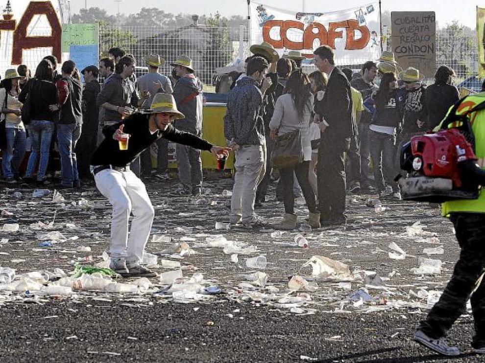 Varias decenas de jóvenes apuraban la fiesta al mismo tiempo que comenzaban las labores de limpieza del recinto ferial.