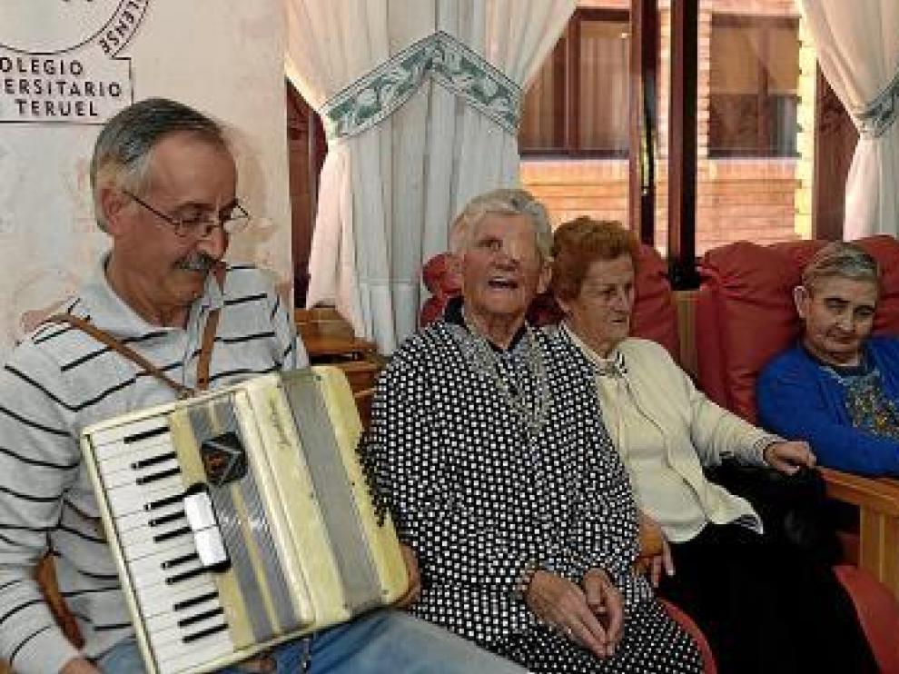 Un grupo de ancianos del asilo, con el musicólogo.