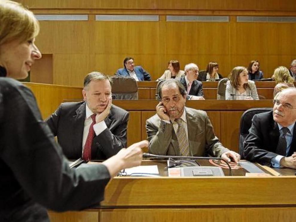 De izda. a dcha. Iglesias, Velasco y Larraz. De pie, Nieves Ibeas (CHA).