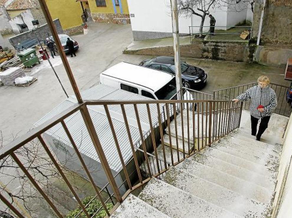 Los vecinos de Fuenferrada suben más de 20 escalones a la intemperie para ir al médico.