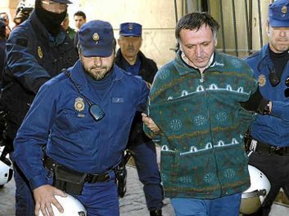 Santiago del Valle llega a los juzgados de Sevilla, en 2008.