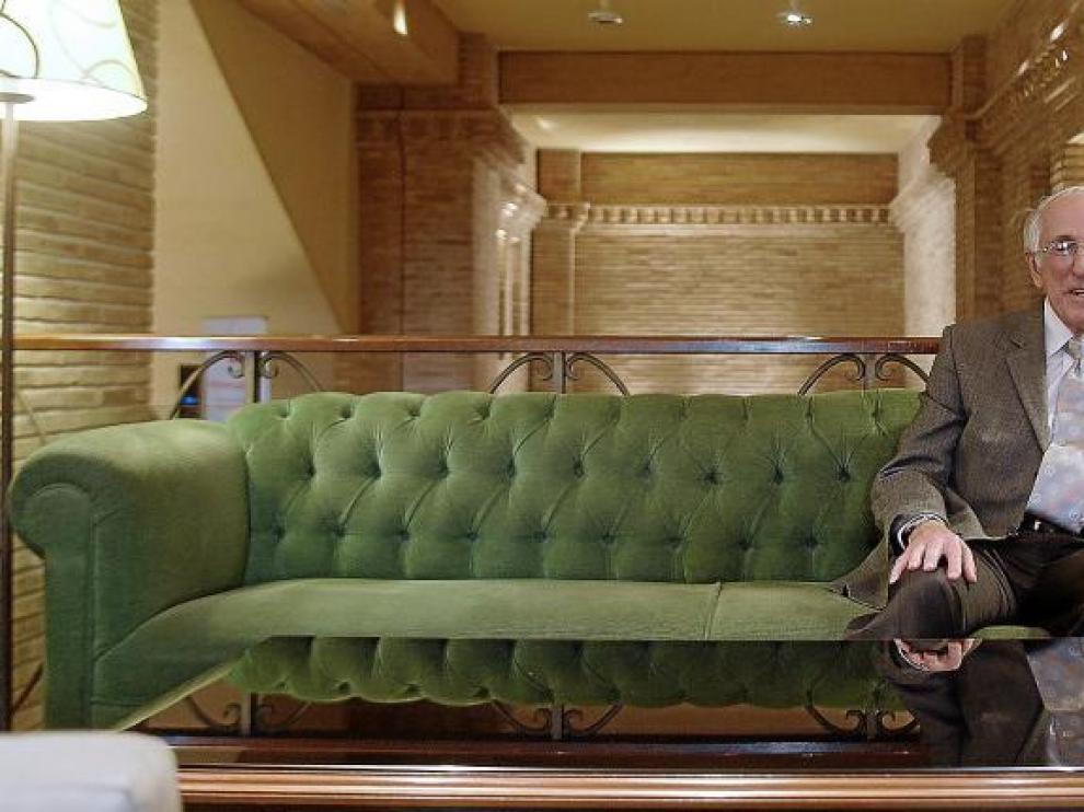 Graeme Clark, el pasado jueves en el hotel Palafox, bien relajado antes de ser investido honoris causa en Zaragoza.