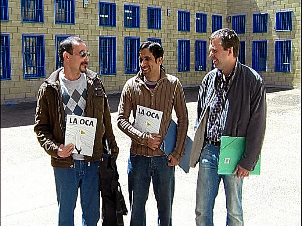 Amador, redactor y poeta; Tahir, actor en el taller de cine de la prisión, y Javier Mesa, coordinador de las activiades culturales