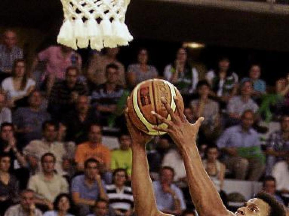 Andrews se dispone a colar la bola por el aro de Caja Rioja con Santana de testigo.