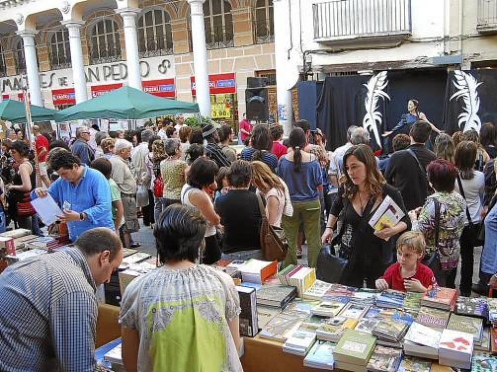 Las librerías salieron ayer a la calle y llenaron la plaza del Mercado de Barbastro.