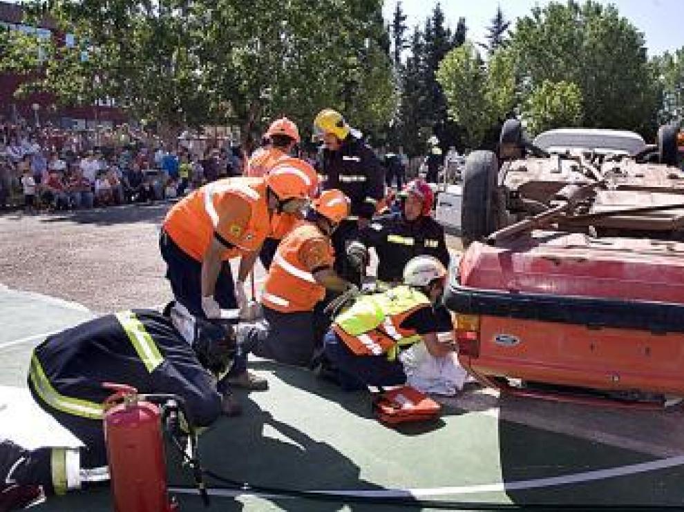 Los alumnos, al fondo, siguiendo el simulacro.