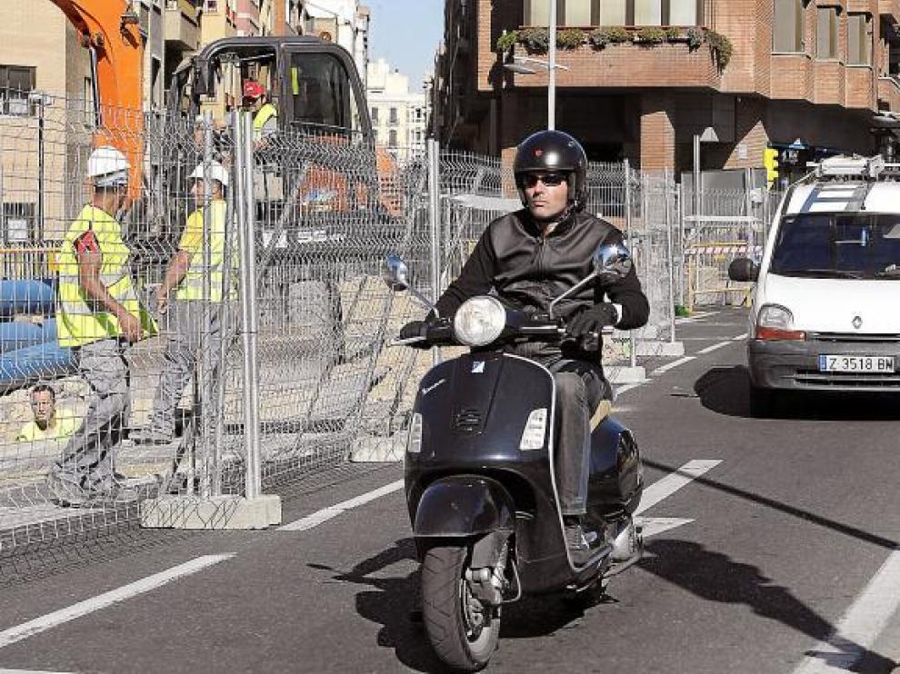 La avenida de Goya está sufriendo atascos por las obras de instalación de una tubería incluida en el proyecto del tranvía.