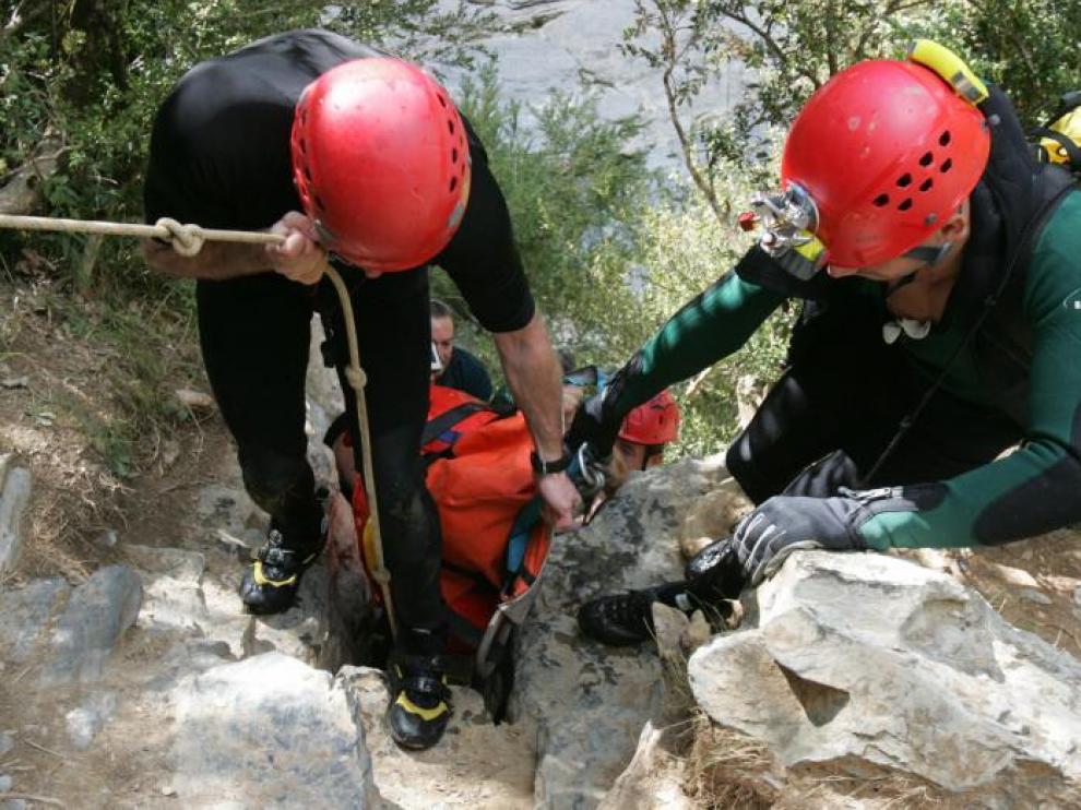 Especialistas de la Guardia Civil en pleno operativo para rescatar a un barranquista.