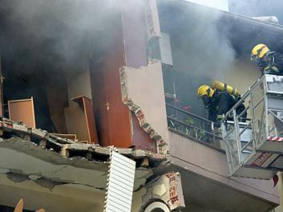 Los bomberos intentan entrar al edificio.