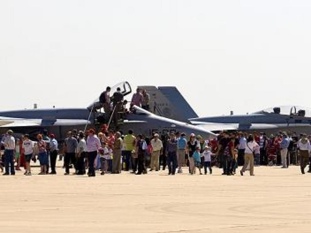 Los aviones de combate y los helicópteros llamaron la atención de los cientos de personas que ayer visitaron la Base Aérea de Zaragoza.