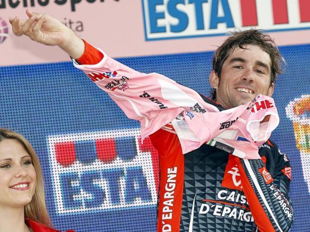 David Arroyo se pone la 'maglia' rosa en el podio de Asolo.