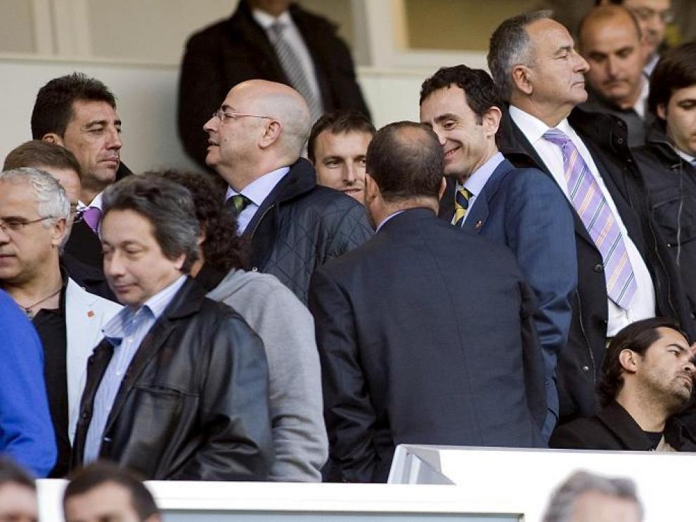 Agapito Iglesias -centro, de espaldas- junto a Javier Porquera, y cerca de Poschner -sentado a la derecha-.