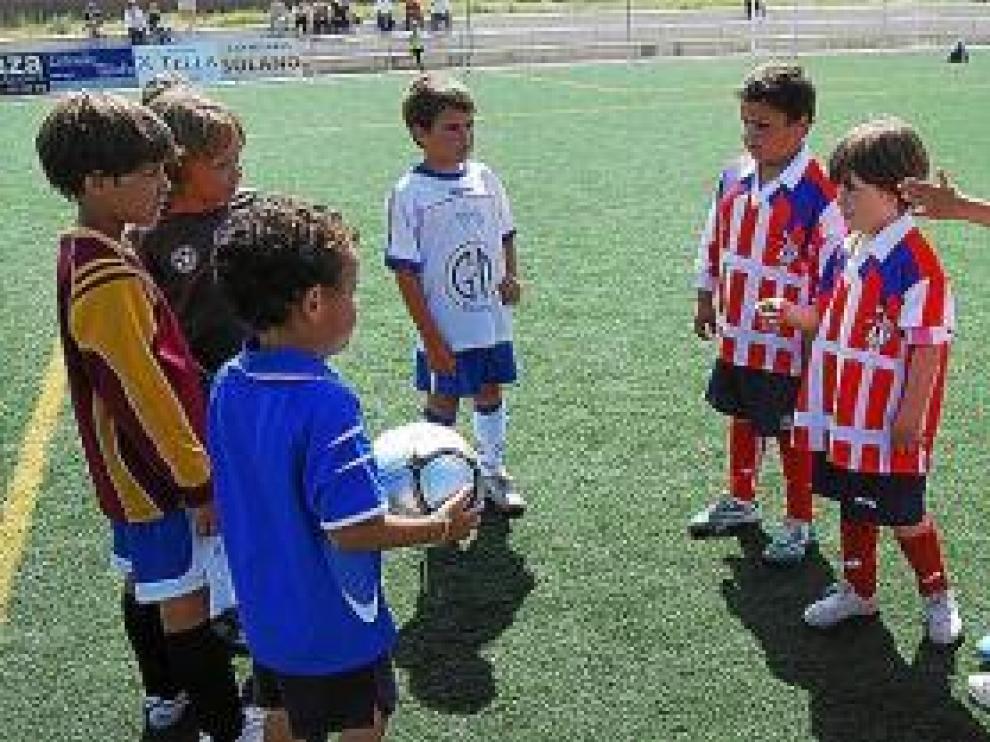 Arriba, jugadores del Barbastro. Debajo, un lance del Huesca-Binéfar.